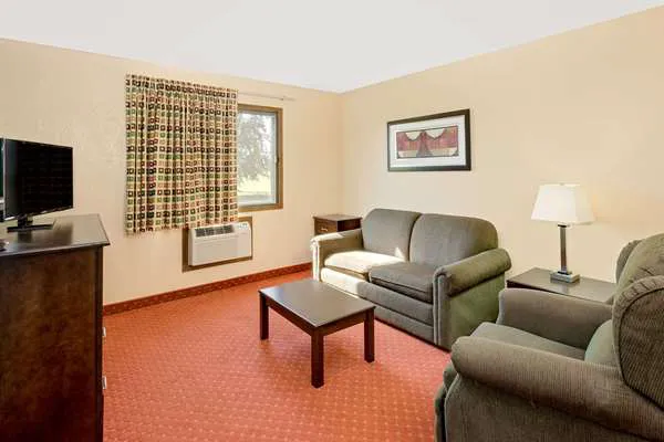 Howard Johnson by Wyndham Waterloo/Cedar Falls 4