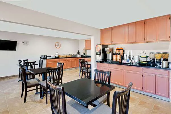 Howard Johnson by Wyndham Waterloo/Cedar Falls 4