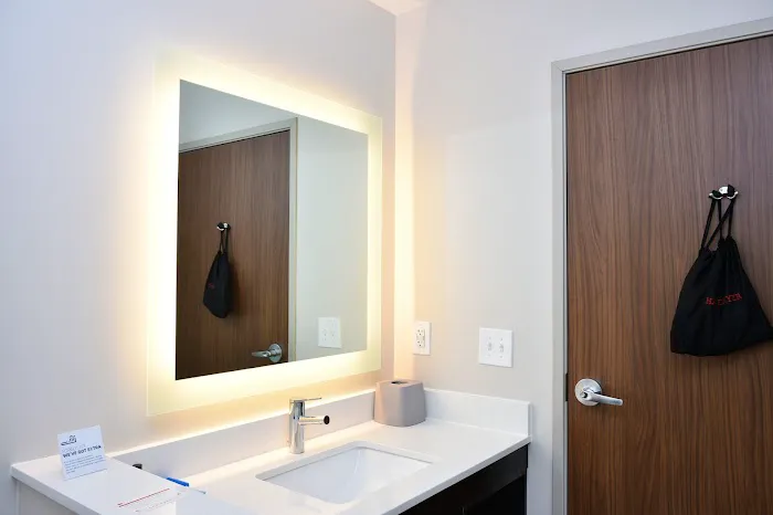 Holiday Inn Express & Suites Bensenville - O'Hare by IHG 4