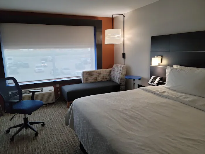 Holiday Inn Express & Suites Bensenville - O'Hare by IHG 4