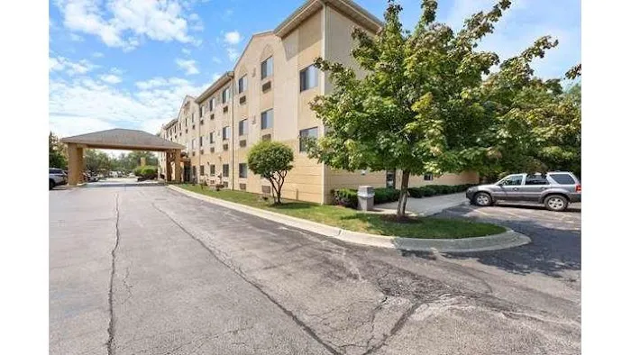Comfort Suites Lombard - Addison 4
