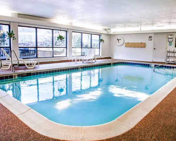 Comfort Suites Lombard - Addison 4