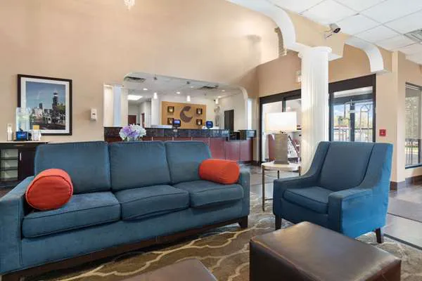 Comfort Suites Lombard - Addison 4