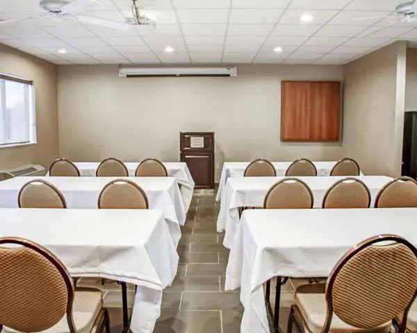 Comfort Suites Lombard - Addison 4