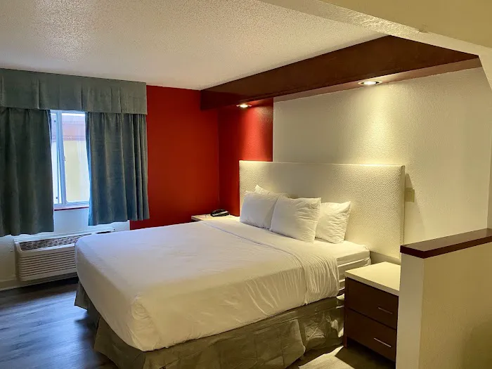 Ramada by Wyndham Glendale Heights/Lombard 4