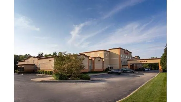 Ramada by Wyndham Glendale Heights/Lombard 4
