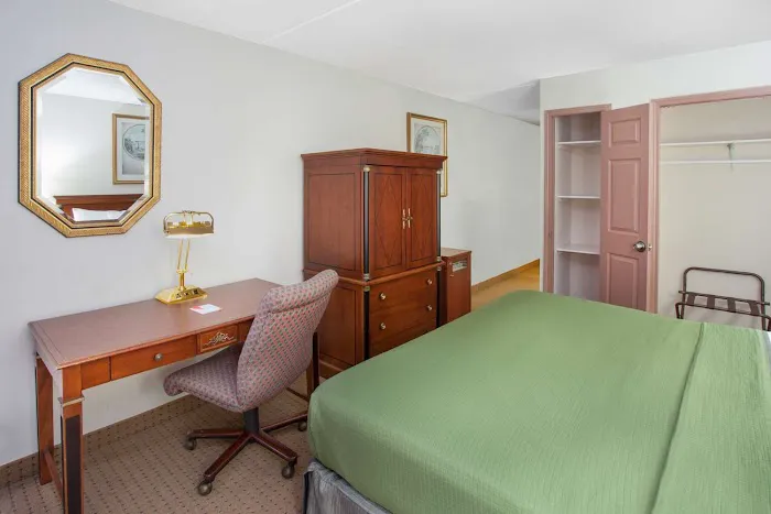 Howard Johnson by Wyndham Addison 4