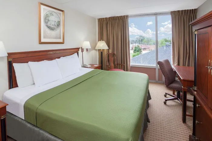 Howard Johnson by Wyndham Addison 4