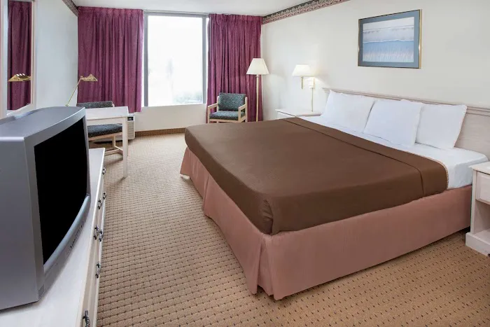 Howard Johnson by Wyndham Addison 4