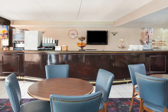 Howard Johnson by Wyndham Addison 4