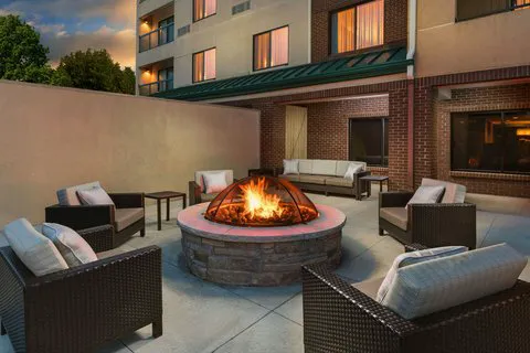 Courtyard Chicago Bloomingdale 4