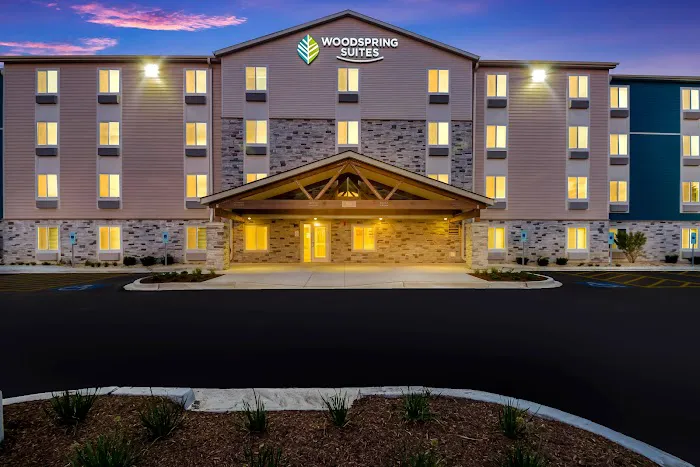 WoodSpring Suites Chicago Addison 4