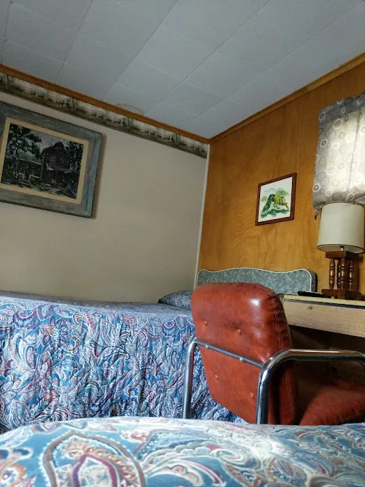 Tall Pines Motel 4