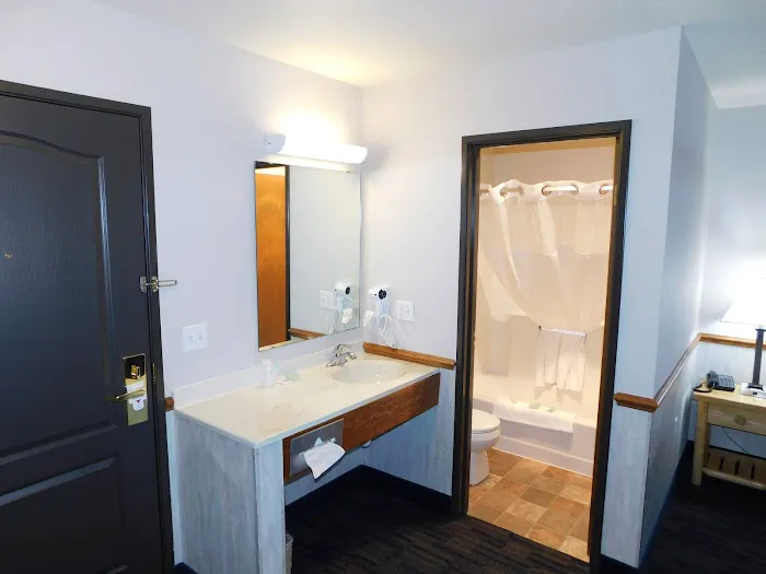 Northwoods Best Inn - Chetek 4