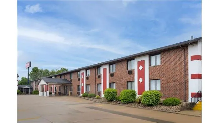 Ramada by Wyndham Cedar Rapids South 4