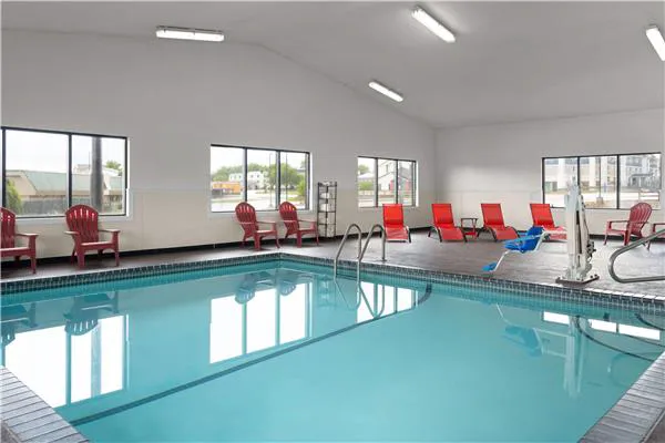 Ramada by Wyndham Cedar Rapids South 4