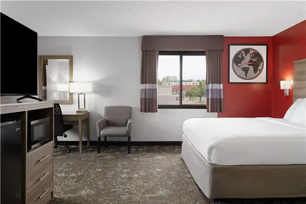 Ramada by Wyndham Cedar Rapids South 4
