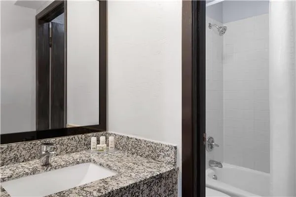 Ramada by Wyndham Cedar Rapids South 4