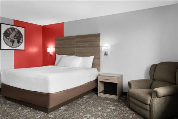 Ramada by Wyndham Cedar Rapids South 4