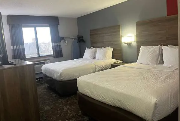 Ramada by Wyndham Cedar Rapids South 4