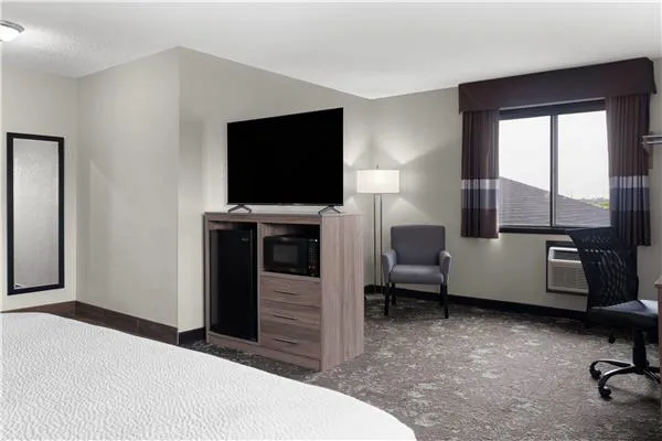 Ramada by Wyndham Cedar Rapids South 4