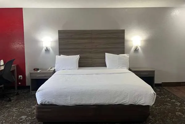 Ramada by Wyndham Cedar Rapids South 4