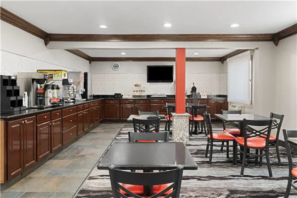 Ramada by Wyndham Cedar Rapids South 4