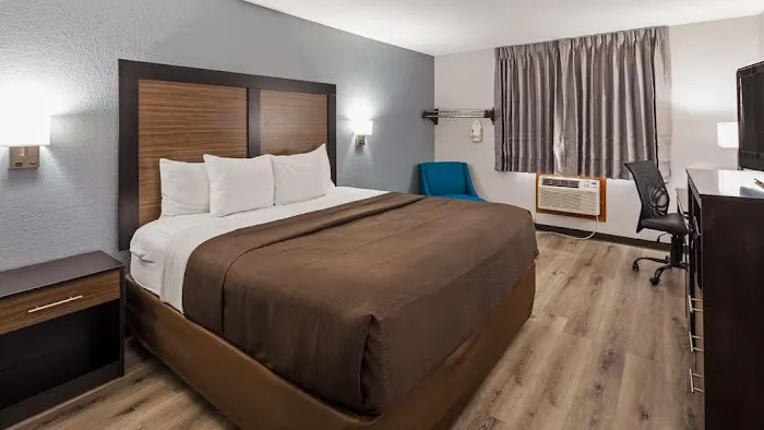 Ramada By Wyndham Cedar Rapids 4