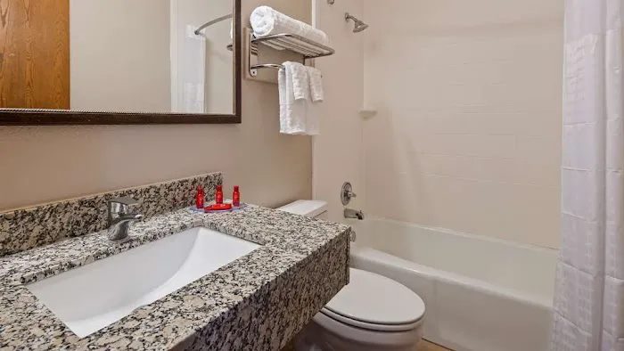 Ramada By Wyndham Cedar Rapids 4