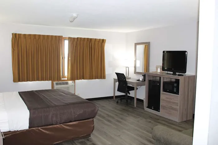 Ramada By Wyndham Cedar Rapids 4
