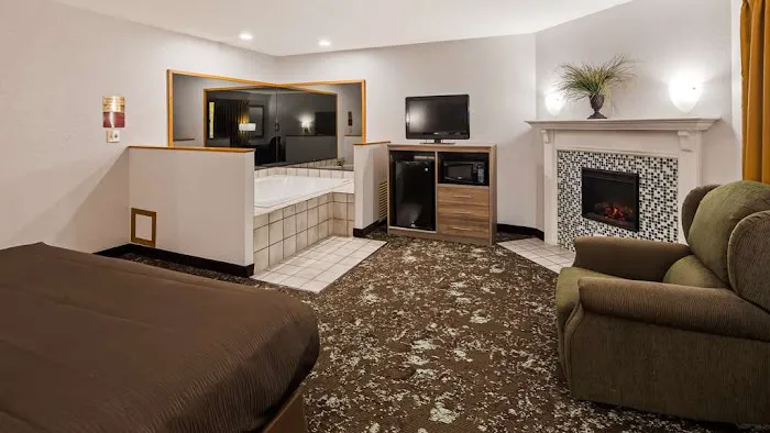 Ramada By Wyndham Cedar Rapids 4