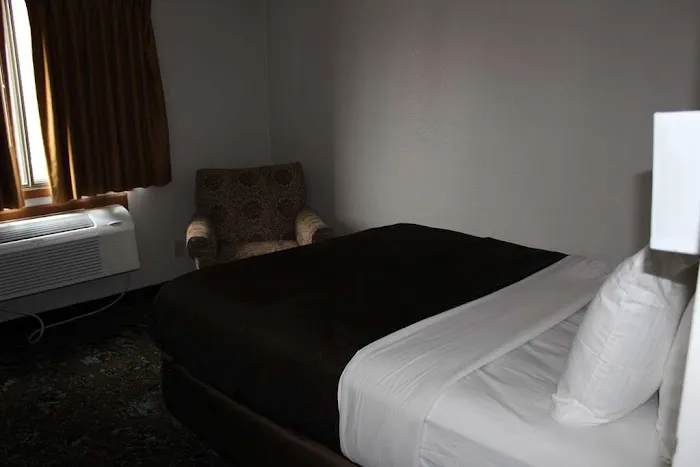 Ramada By Wyndham Cedar Rapids 4