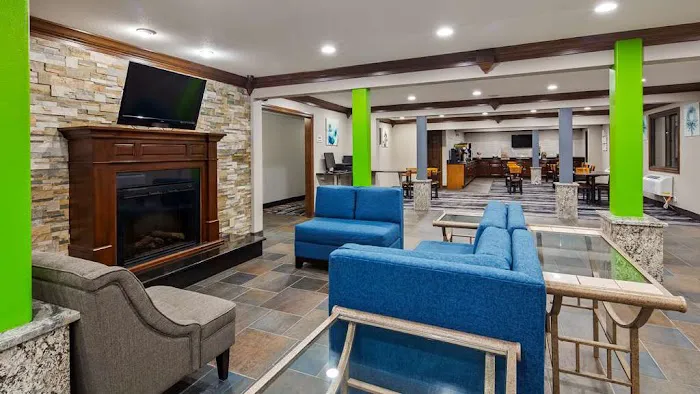 Ramada By Wyndham Cedar Rapids 4