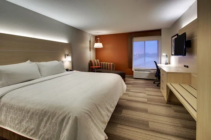 Holiday Inn Express & Suites Cedar Rapids-I-380 @ 33rd Ave by IHG 4