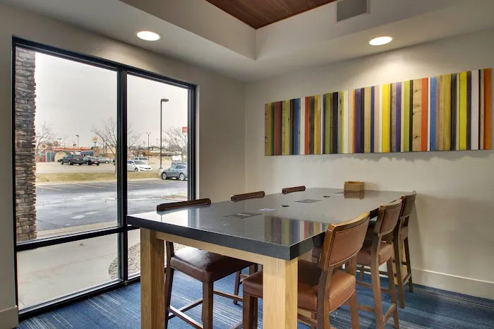 Holiday Inn Express & Suites Cedar Rapids-I-380 @ 33rd Ave by IHG 4