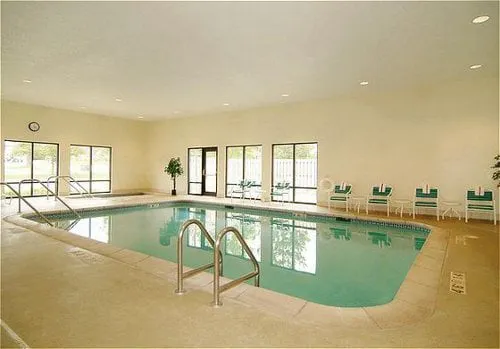 Holiday Inn Express & Suites Cedar Rapids-I-380 @ 33rd Ave by IHG 4