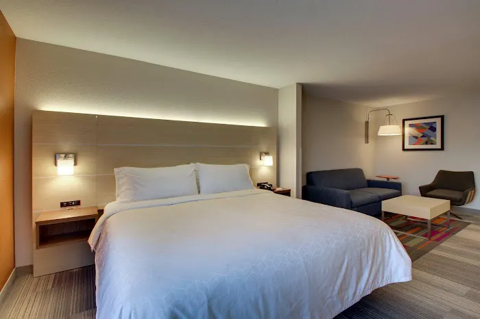 Holiday Inn Express & Suites Cedar Rapids-I-380 @ 33rd Ave by IHG 4