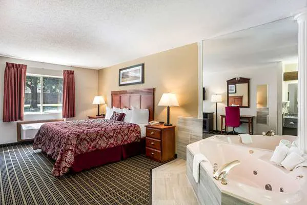 Rodeway Inn 4
