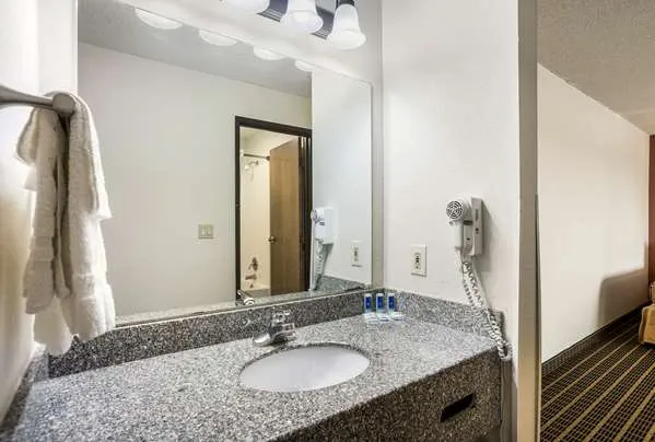 Rodeway Inn 4