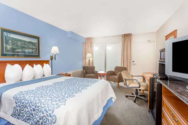 Days Inn by Wyndham Cedar Falls- University Plaza 4