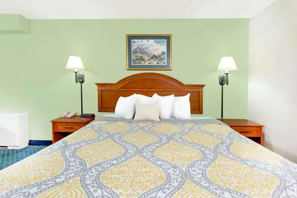 Days Inn by Wyndham Cedar Falls- University Plaza 4