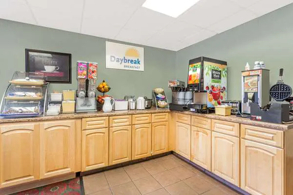 Days Inn by Wyndham Cedar Falls- University Plaza 4