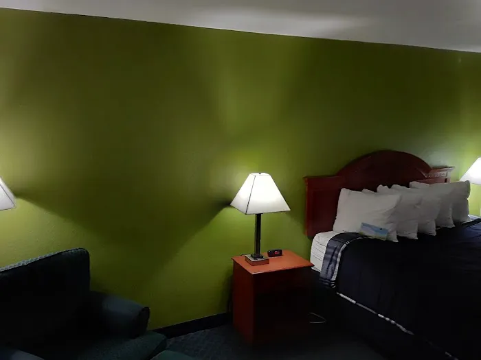 Days Inn by Wyndham Cedar Falls- University Plaza 4