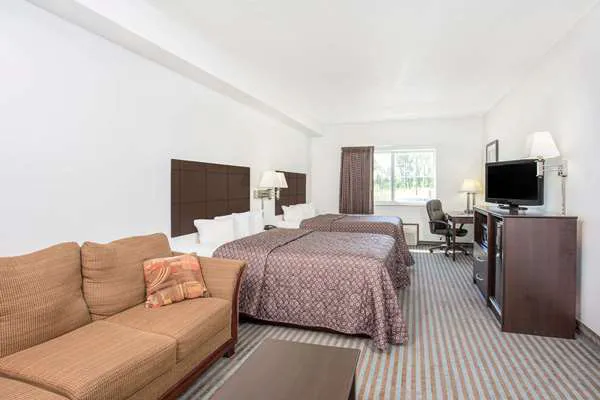 Super 8 by Wyndham Cedar Falls IA - University 4