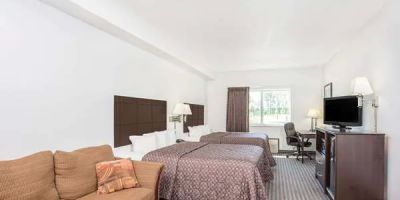 Super 8 by Wyndham Cedar Falls IA - University