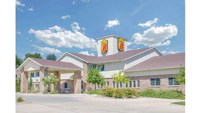 Super 8 by Wyndham Cedar Falls IA - University 4