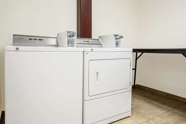 Super 8 by Wyndham Cedar Falls IA - University 4