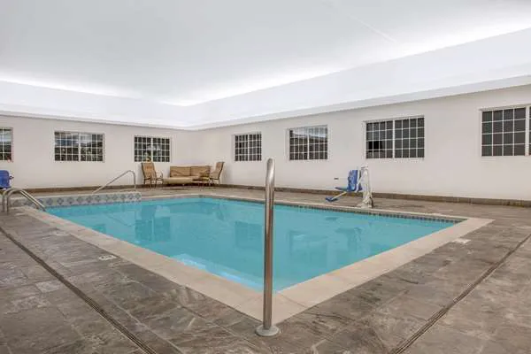 Super 8 by Wyndham Cedar Falls IA - University 4