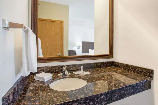Super 8 by Wyndham Cedar Falls IA - University 4