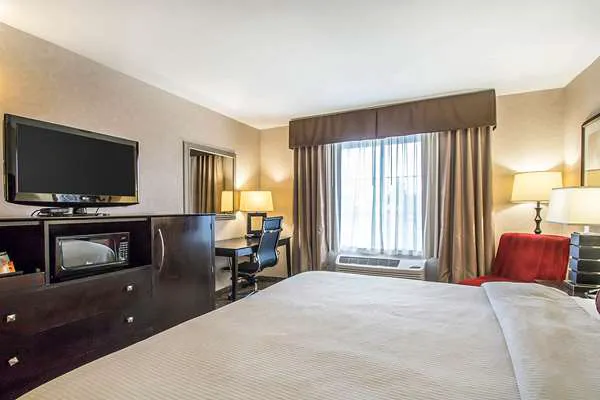 Clarion Inn Elmhurst - Oak Brook near I-88, I-290, I-294 4